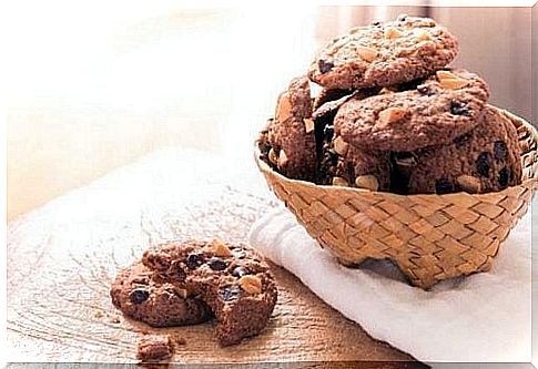 Chocolate cookies are always liked by children.