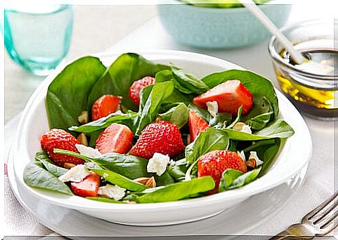 Spinach salad is an excellent choice for preparing iodine-rich recipes for the third trimester of pregnancy.