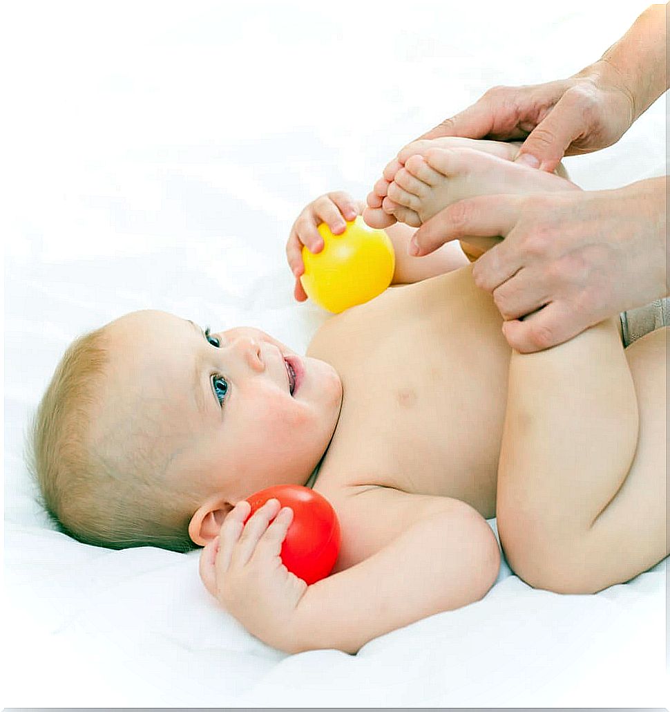 Mom doing exercises for the development of her baby from 4 to 6 months.