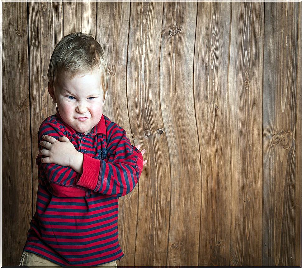 Angry child crossed his arms with which to use some phrases to calm him down.