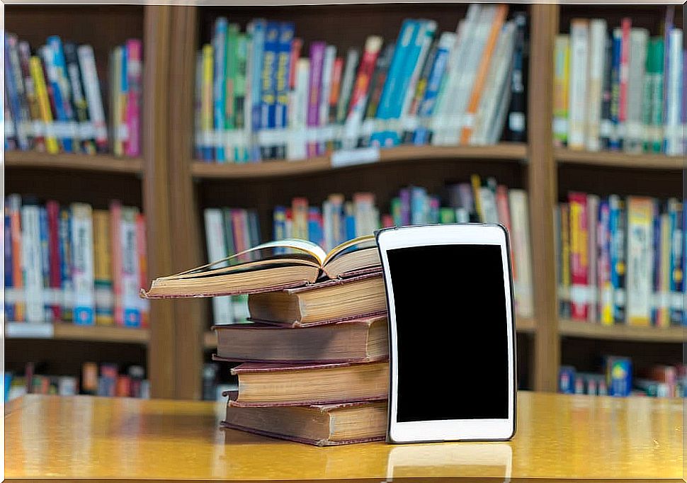 Books and a tablet in a library to learn how to use the BNEscolar.