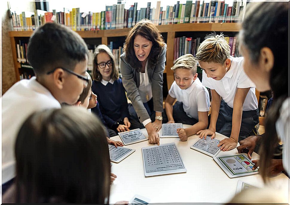 Teacher working with her students with the BNEscolar.