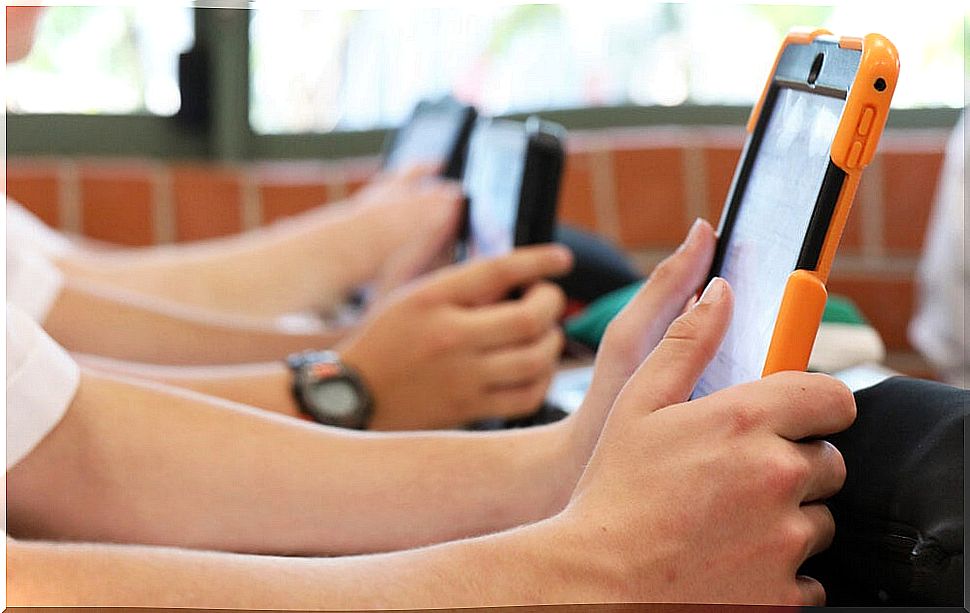 BYOD model in education: advantages and disadvantages