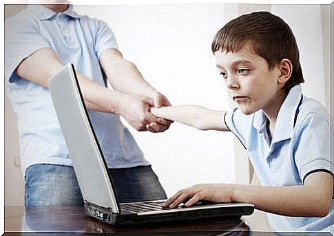 The addiction to computers and mobiles is a problem that affects children and adolescents.