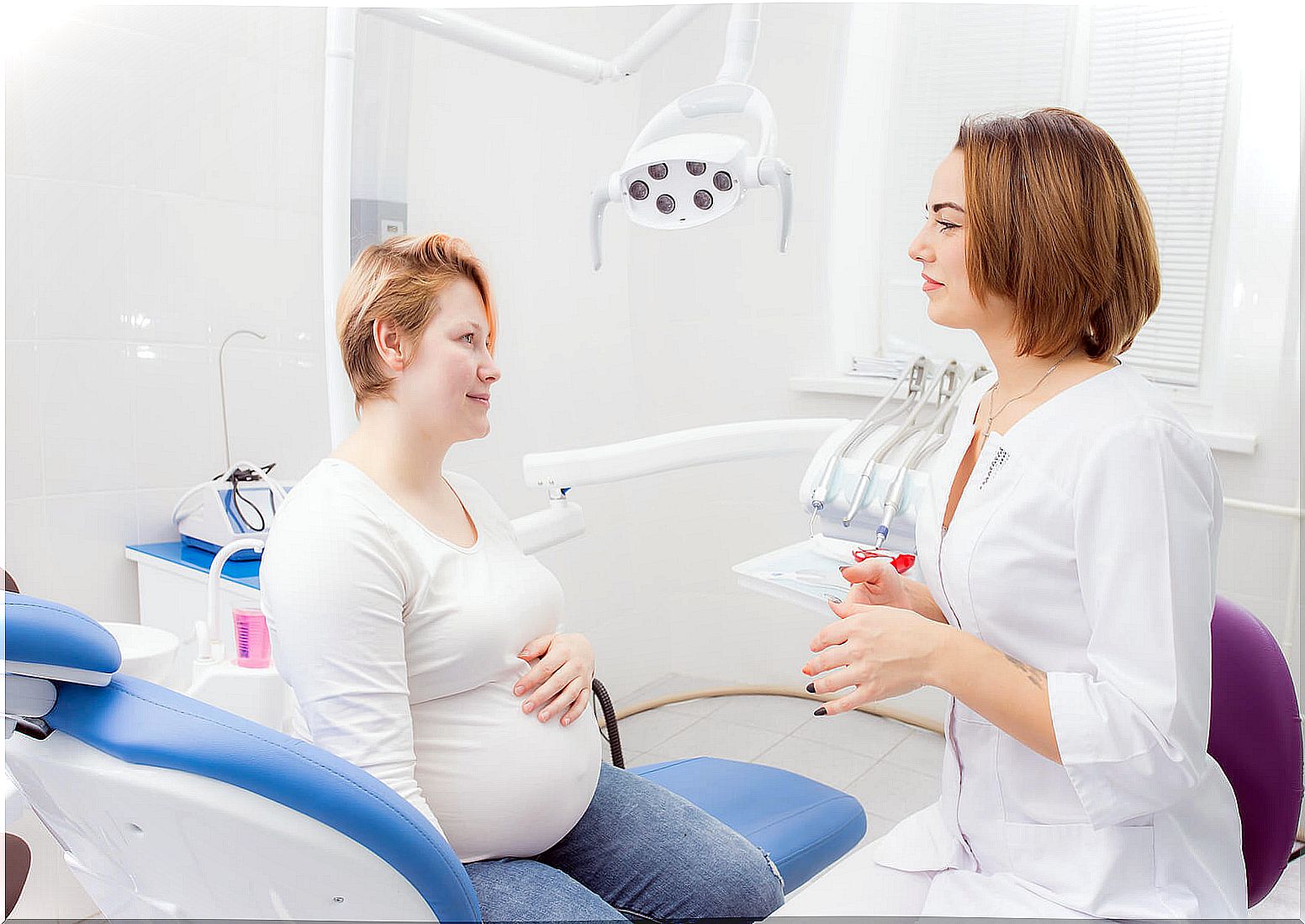 Woman at the dentist's office with dental problems during pregnancy.