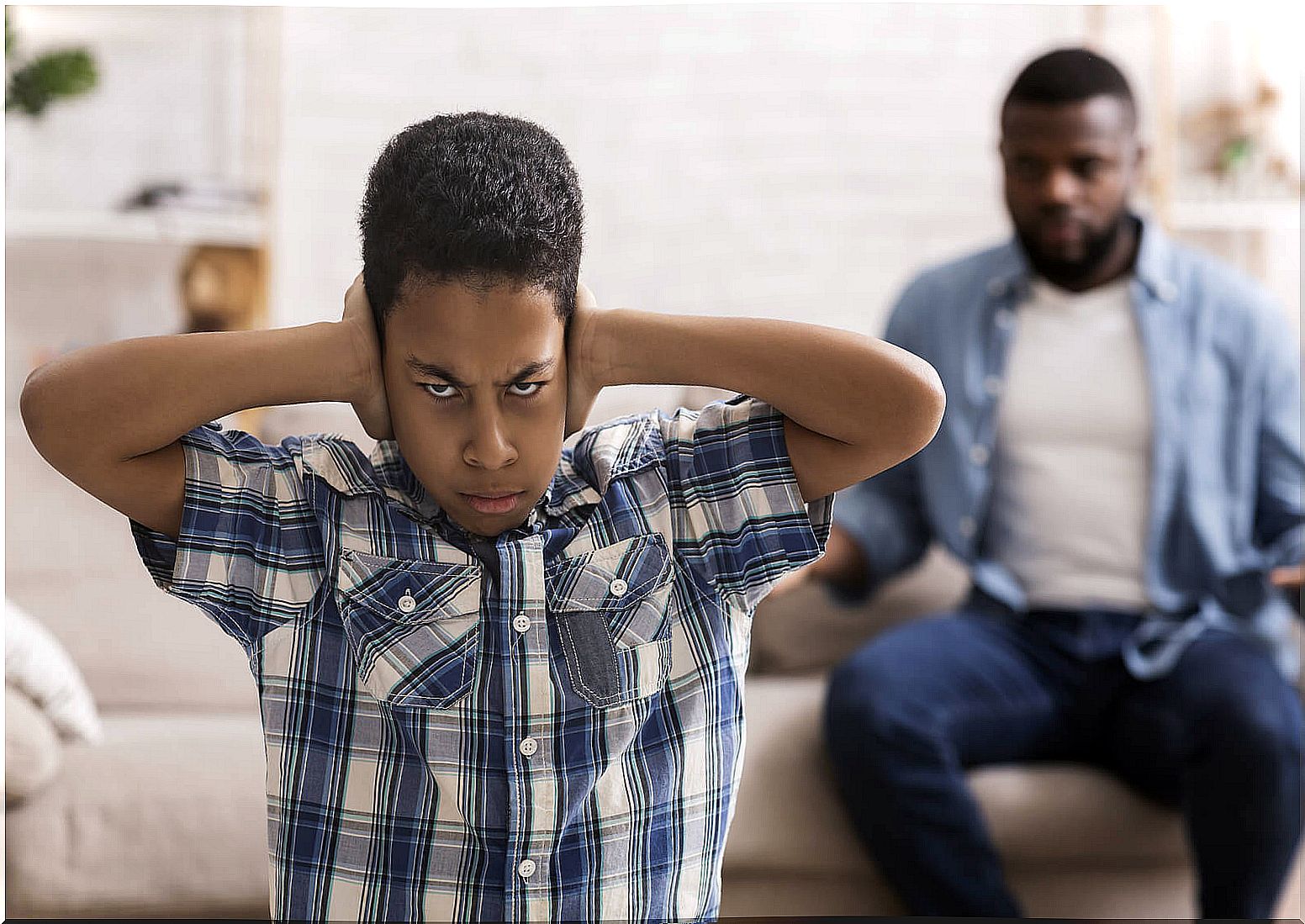 Father scolding at home when his children disobey without knowing the difference between punishment and limit.