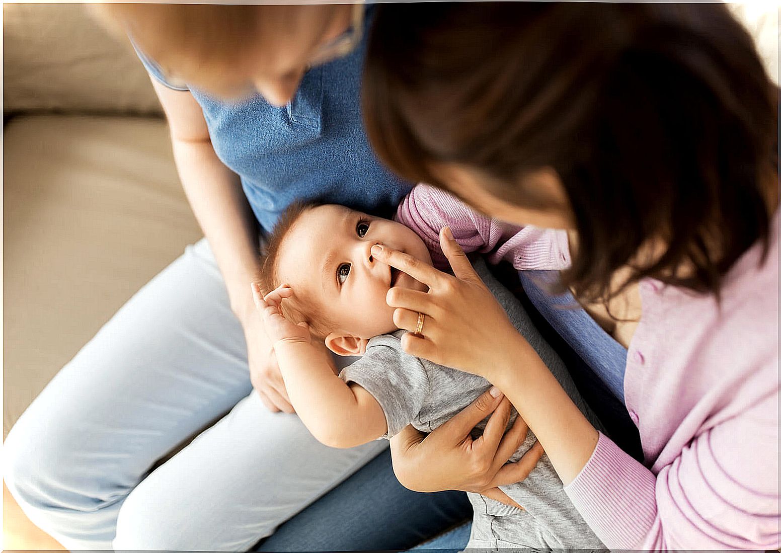 Parents instilling in their baby the pedagogy of Emmi Pikler.