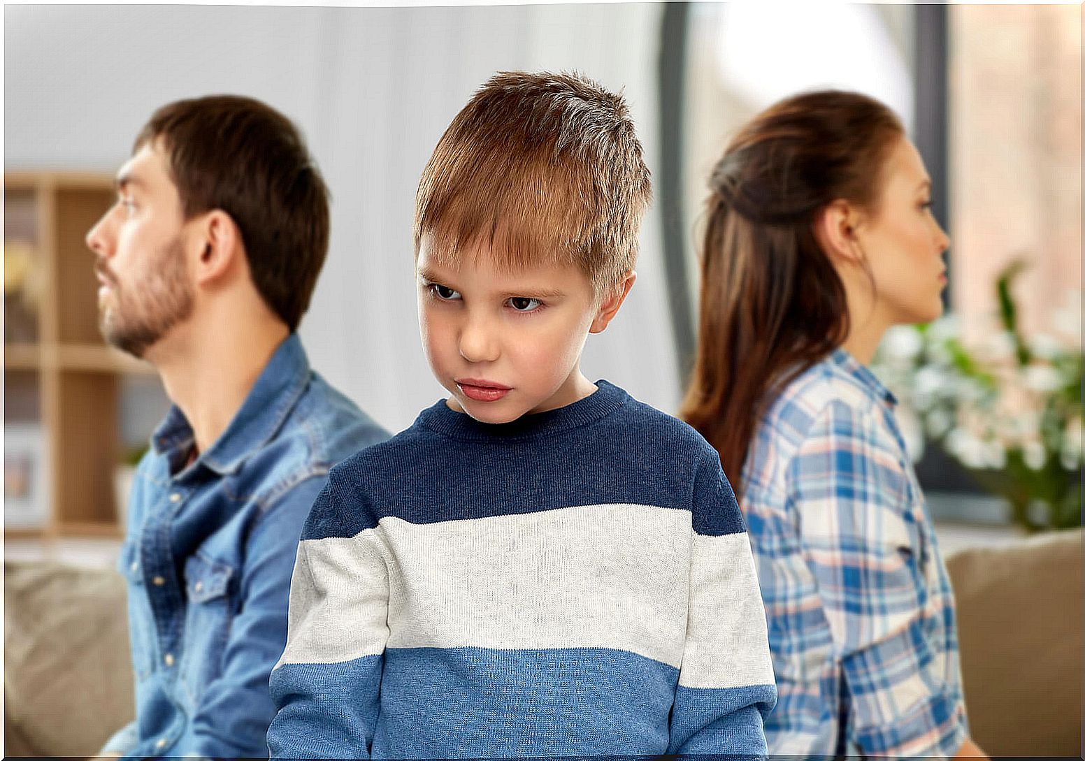 Child angry with parents, who do not know how to correct children who insult effectively.