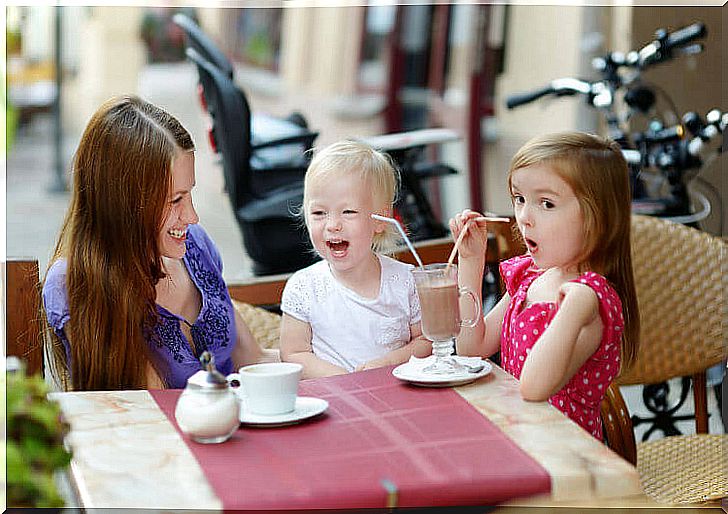 How to keep a young child entertained in a restaurant