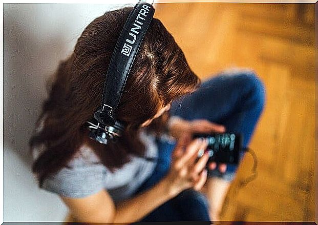 Young girl listening to some international bands from the 80s with her headphones.