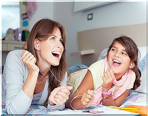 Mother listening with her daughter to some international groups from the 80s.