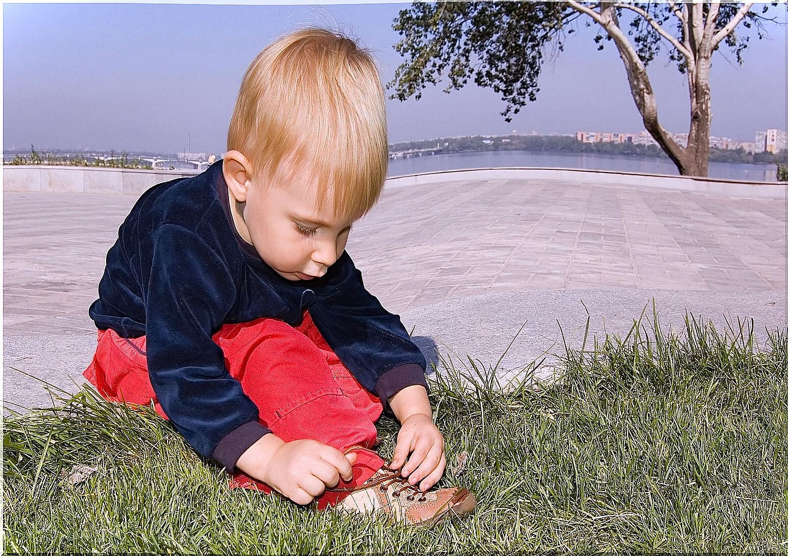 Child learning to tie shoelaces thanks to self-management of learning.