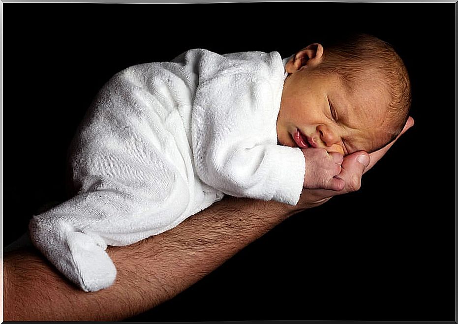 baby-asleep-in-father-arm