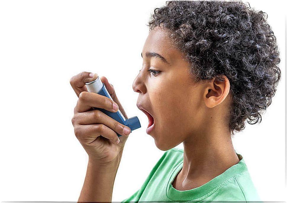 Child with asthma using a bronchodilator.