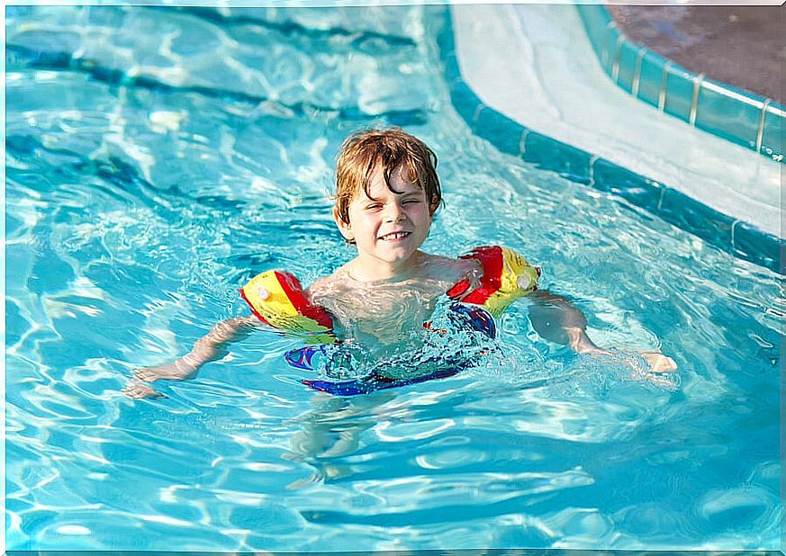 Teaching children to swim is an activity with many benefits for them.