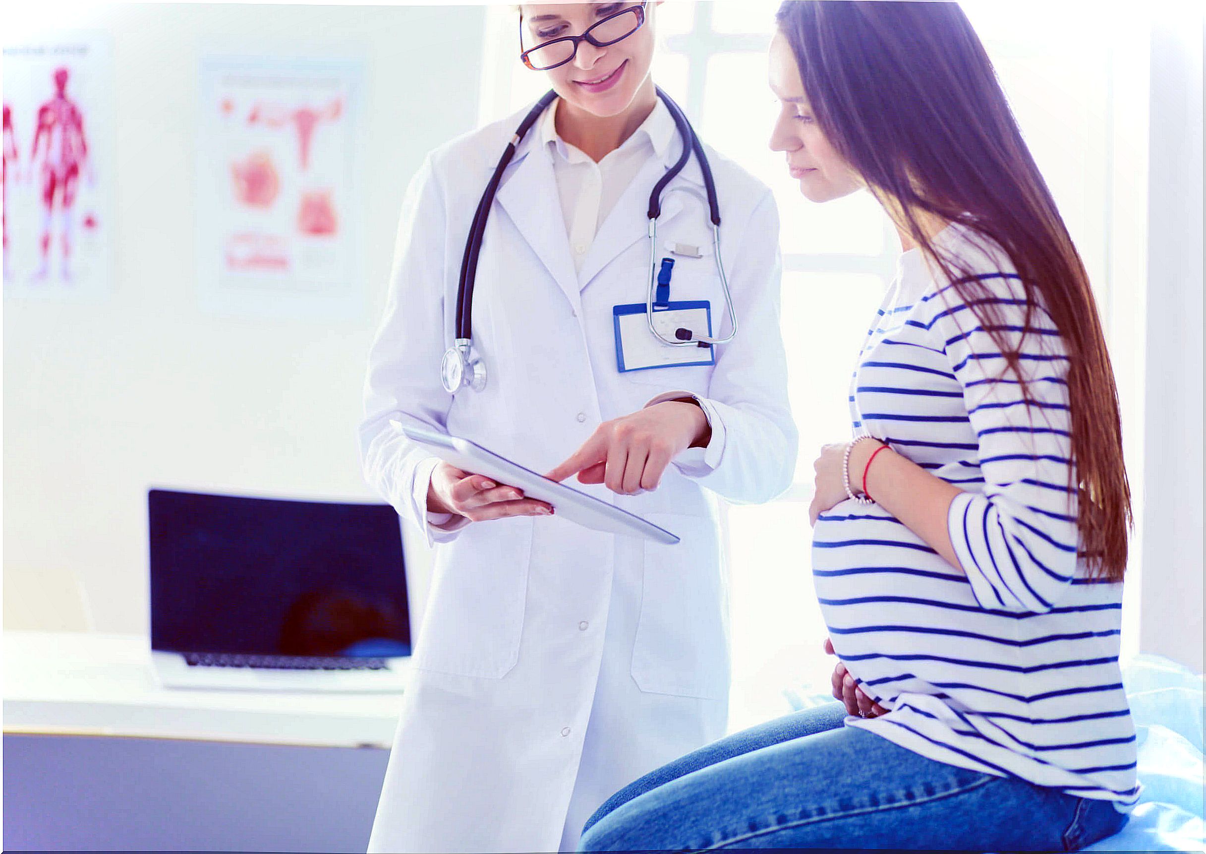 Pregnant woman in the medical consultation to know the result of the toxotest